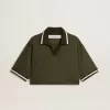 Polo corta da donna in jersey verde militare con ricami Polo corta da donna in jersey verde militare con ricami