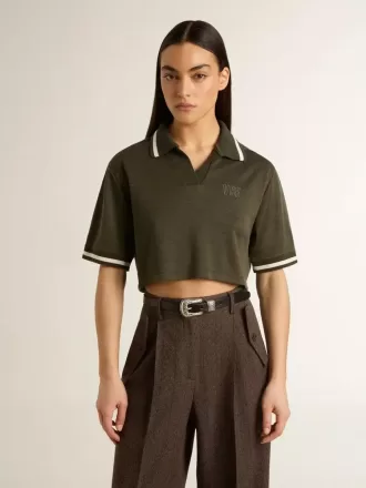 Polo corta da donna in jersey verde militare con ricami