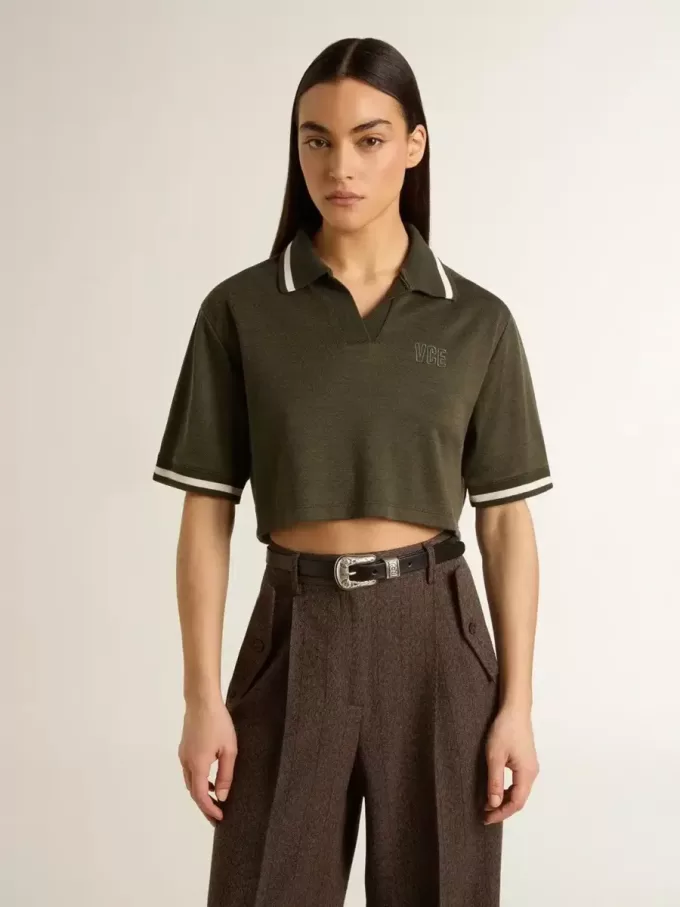 Polo corta da donna in jersey verde militare con ricami Polo corta da donna in jersey verde militare con ricami