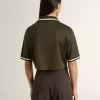 Polo corta da donna in jersey verde militare con ricami Polo corta da donna in jersey verde militare con ricami