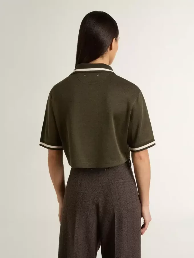 Polo corta da donna in jersey verde militare con ricami Polo corta da donna in jersey verde militare con ricami
