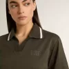 Polo corta da donna in jersey verde militare con ricami Polo corta da donna in jersey verde militare con ricami