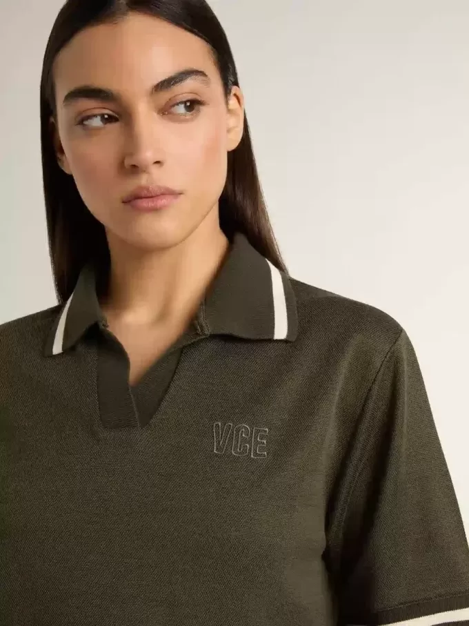 Polo corta da donna in jersey verde militare con ricami Polo corta da donna in jersey verde militare con ricami