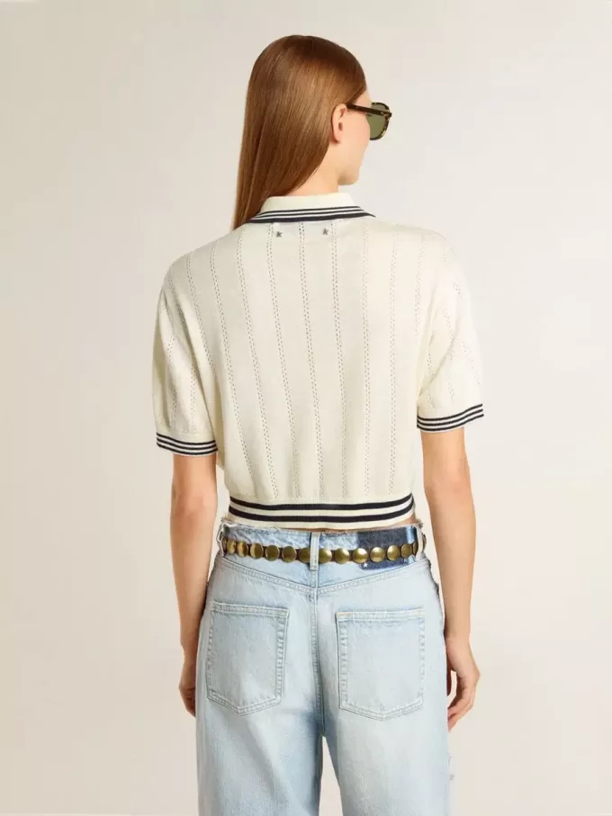 Polo da donna corta in cotone bianco consumato con bordi blu Polo da donna corta in cotone bianco consumato con bordi blu