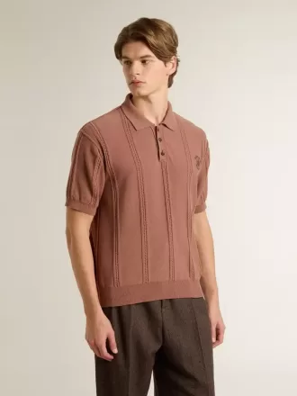 Polo da uomo color mattone con logo ricamato. Polo da uomo color mattone con logo ricamato.