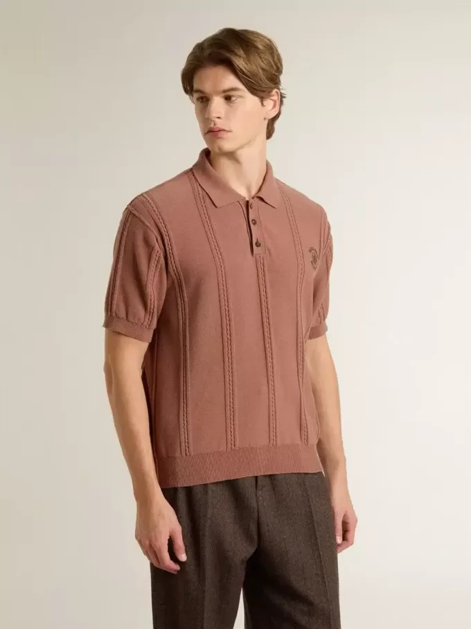 Polo da uomo color mattone con logo ricamato. Polo da uomo color mattone con logo ricamato.