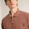 Polo da uomo color mattone con logo ricamato. Polo da uomo color mattone con logo ricamato.
