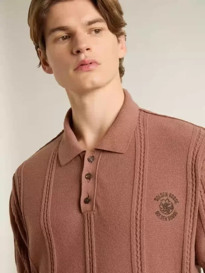 Polo da uomo color mattone con logo ricamato. Polo da uomo color mattone con logo ricamato.