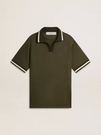 Polo da uomo in jersey verde militare con ricamo Polo da uomo in jersey verde militare con ricamo