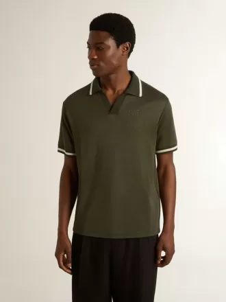 Polo da uomo in jersey verde militare con ricamo Polo da uomo in jersey verde militare con ricamo
