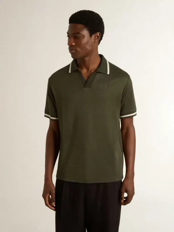 Polo da uomo in jersey verde militare con ricamo Polo da uomo in jersey verde militare con ricamo