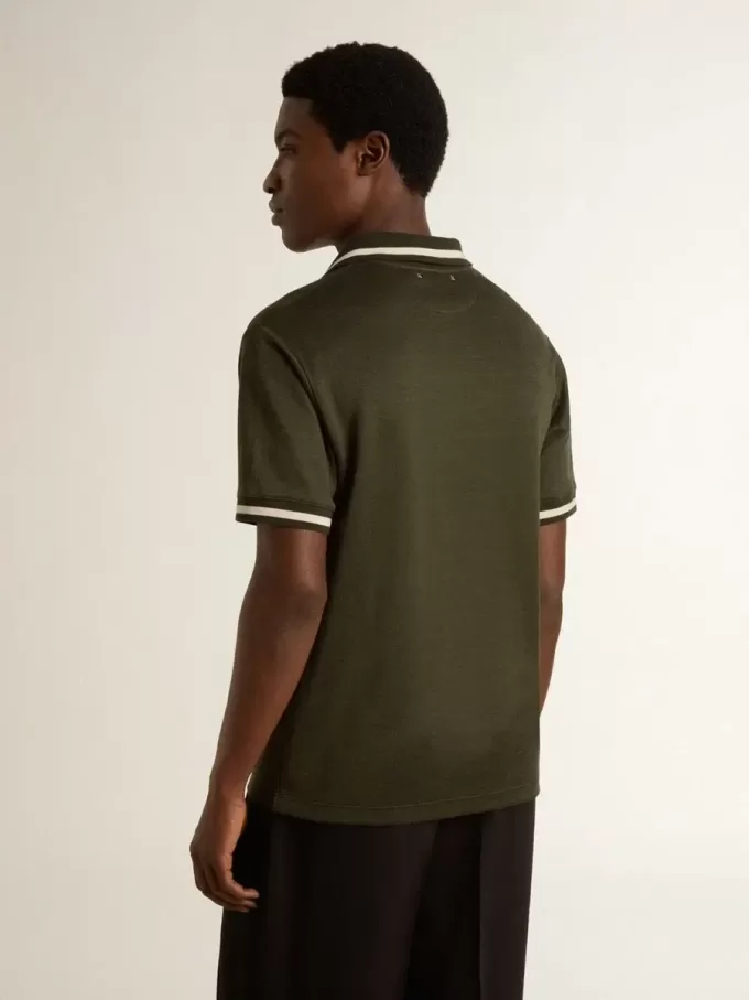 Polo da uomo in jersey verde militare con ricamo Polo da uomo in jersey verde militare con ricamo
