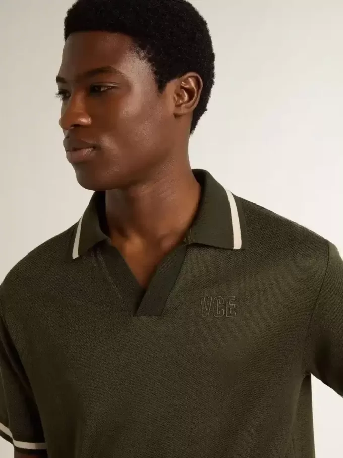 Polo da uomo in jersey verde militare con ricamo Polo da uomo in jersey verde militare con ricamo