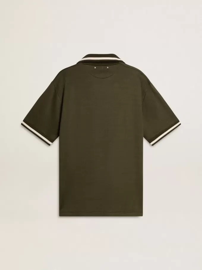 Polo da uomo in jersey verde militare con ricamo Polo da uomo in jersey verde militare con ricamo