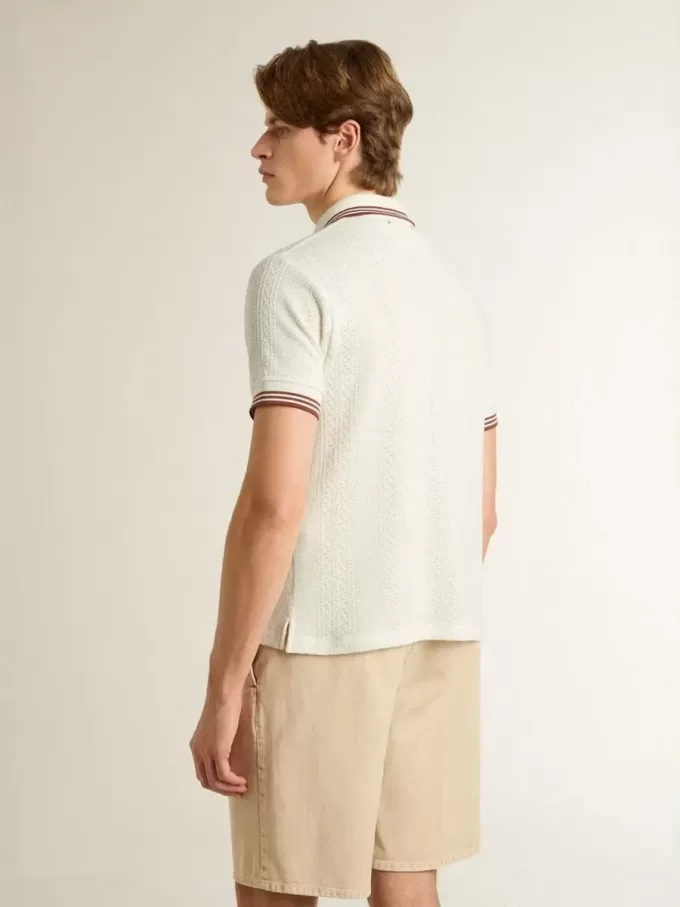 Polo da uomo in maglia traforata bianca con dettagli a righe bordeaux Polo da uomo in maglia traforata bianca con dettagli a righe bordeaux
