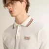Polo da uomo in maglia traforata bianca con dettagli a righe bordeaux Polo da uomo in maglia traforata bianca con dettagli a righe bordeaux