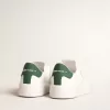 Purestar con stella bianca bio-based e linguetta sul tallone in pelle verde opaco Purestar con stella bianca bio-based e linguetta sul tallone in pelle verde opaco