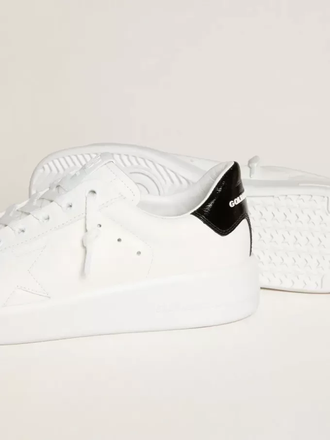 Purestar da donna con stella in pelle e linguetta sul tallone in vernice nera Purestar da donna con stella in pelle e linguetta sul tallone in vernice nera
