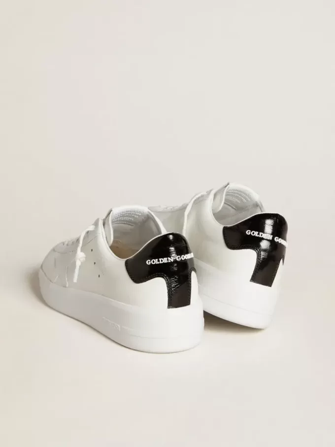 Purestar da donna con stella in pelle e linguetta sul tallone in vernice nera Purestar da donna con stella in pelle e linguetta sul tallone in vernice nera