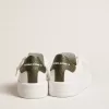 Purestar da uomo con stella in pelle bianca e linguetta sul tallone verde scuro