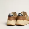 Running Sole da donna in pelle nappa color tabacco e pelle scamosciata con stella glitterata argento Running Sole da donna in pelle nappa color tabacco e pelle scamosciata con stella glitterata argento