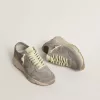 Running Sole da donna in pelle scamosciata grigia con stella e linguetta sul tallone in pelle scamosciata grigia Running Sole da donna in pelle scamosciata grigia con stella e linguetta sul tallone in pelle scamosciata grigia