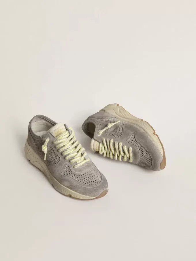 Running Sole da donna in pelle scamosciata grigia con stella e linguetta sul tallone in pelle scamosciata grigia Running Sole da donna in pelle scamosciata grigia con stella e linguetta sul tallone in pelle scamosciata grigia