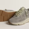 Running Sole da donna in pelle scamosciata grigia con stella e linguetta sul tallone in pelle scamosciata grigia Running Sole da donna in pelle scamosciata grigia con stella e linguetta sul tallone in pelle scamosciata grigia