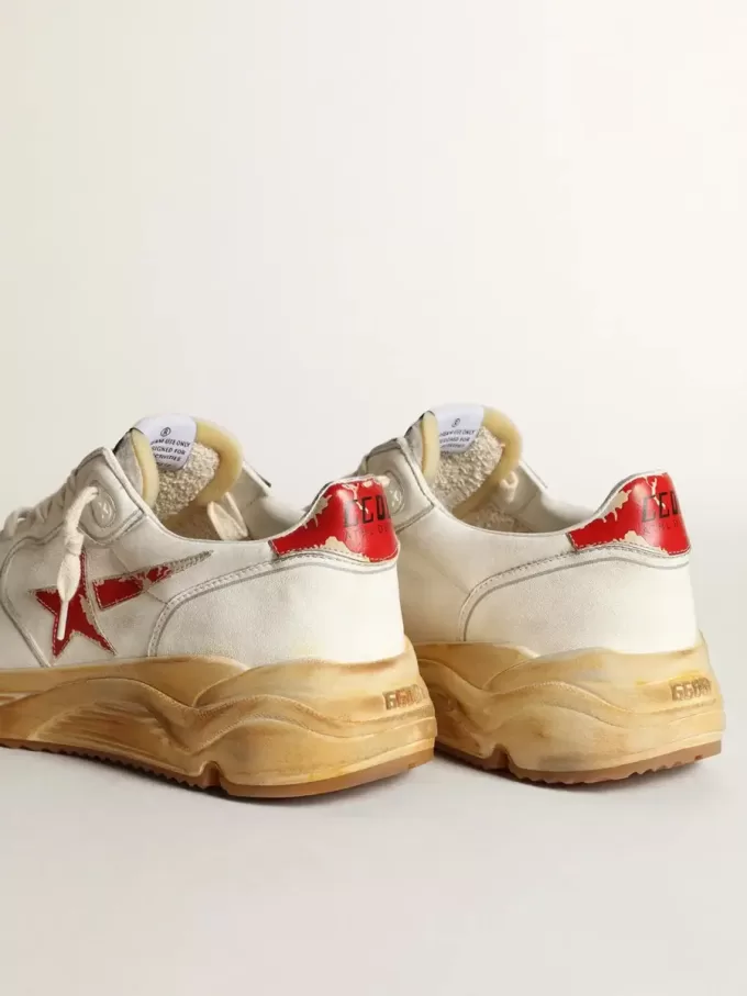 Running Sole da uomo con stella in pelle e linguetta sul tallone con stampa rossa Running Sole da uomo con stella in pelle e linguetta sul tallone con stampa rossa