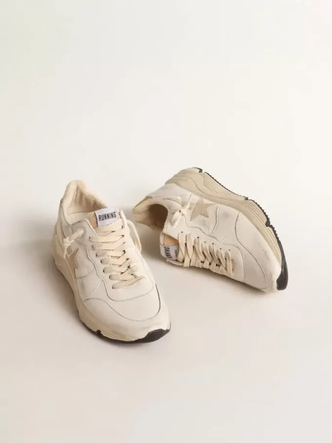 Running Sole LTD da donna in nappa con stella in pelle scamosciata e linguetta dorata sul tallone Running Sole LTD da donna in nappa con stella in pelle scamosciata e linguetta dorata sul tallone