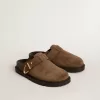 Sabot Lucy da donna in camoscio grigio tortora con fibbia metallica dorata Sabot Lucy da donna in camoscio grigio tortora con fibbia metallica dorata
