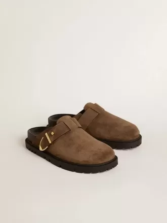 Sabot Lucy da donna in camoscio grigio tortora con fibbia metallica dorata Sabot Lucy da donna in camoscio grigio tortora con fibbia metallica dorata
