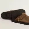 Sabot Lucy da donna in camoscio grigio tortora con fibbia metallica dorata Sabot Lucy da donna in camoscio grigio tortora con fibbia metallica dorata