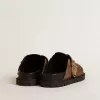 Sabot Lucy da donna in camoscio grigio tortora con fibbia metallica dorata Sabot Lucy da donna in camoscio grigio tortora con fibbia metallica dorata