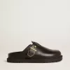 Sabot Lucy da donna in pelle nera lucida con fibbia metallica dorata Sabot Lucy da donna in pelle nera lucida con fibbia metallica dorata