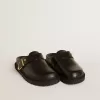 Sabot Lucy da donna in pelle nera lucida con fibbia metallica dorata Sabot Lucy da donna in pelle nera lucida con fibbia metallica dorata