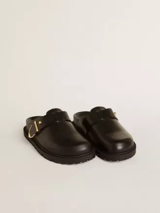 Sabot Lucy da donna in pelle nera lucida con fibbia metallica dorata Sabot Lucy da donna in pelle nera lucida con fibbia metallica dorata