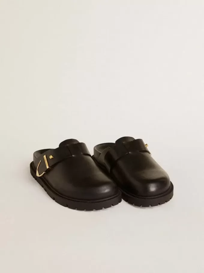 Sabot Lucy da donna in pelle nera lucida con fibbia metallica dorata Sabot Lucy da donna in pelle nera lucida con fibbia metallica dorata