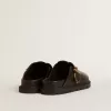 Sabot Lucy da donna in pelle nera lucida con fibbia metallica dorata Sabot Lucy da donna in pelle nera lucida con fibbia metallica dorata