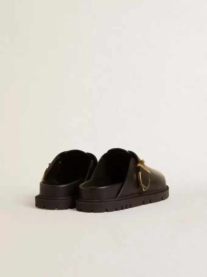 Sabot Lucy da donna in pelle nera lucida con fibbia metallica dorata Sabot Lucy da donna in pelle nera lucida con fibbia metallica dorata