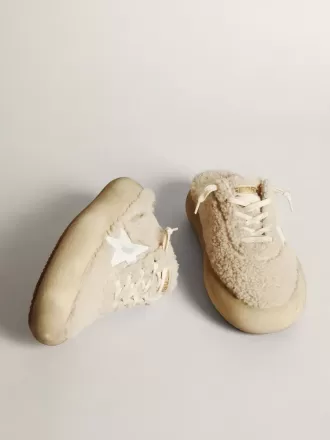 Sabot Space-Star da donna in montone beige con stella in pelle bianca Sabot Space-Star da donna in montone beige con stella in pelle bianca