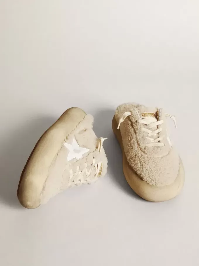 Sabot Space-Star da donna in montone beige con stella in pelle bianca Sabot Space-Star da donna in montone beige con stella in pelle bianca