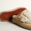 Sabot Space-Star da donna in montone beige con stella in pelle bianca Sabot Space-Star da donna in montone beige con stella in pelle bianca