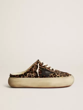 Sabot Space-Star da donna in pelle di pony con stampa leopardata e stella nera Sabot Space-Star da donna in pelle di pony con stampa leopardata e stella nera