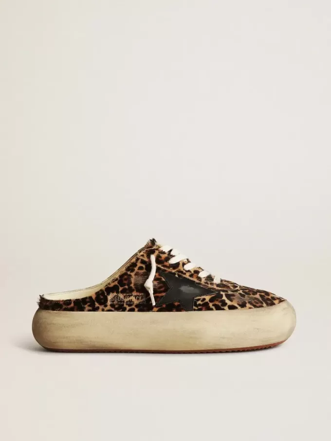 Sabot Space-Star da donna in pelle di pony con stampa leopardata e stella nera