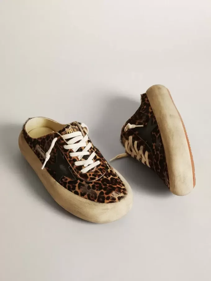 Sabot Space-Star da donna in pelle di pony con stampa leopardata e stella nera