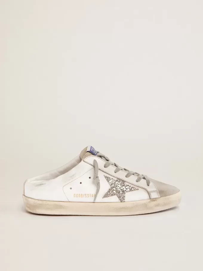 Sabot Super-Star con stella glitterata platino e linguetta in pelle scamosciata Sabot Super-Star con stella glitterata platino e linguetta in pelle scamosciata