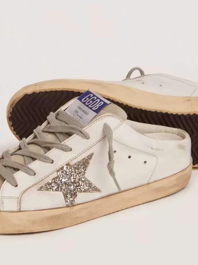 Sabot Super-Star con stella glitterata platino e linguetta in pelle scamosciata Sabot Super-Star con stella glitterata platino e linguetta in pelle scamosciata