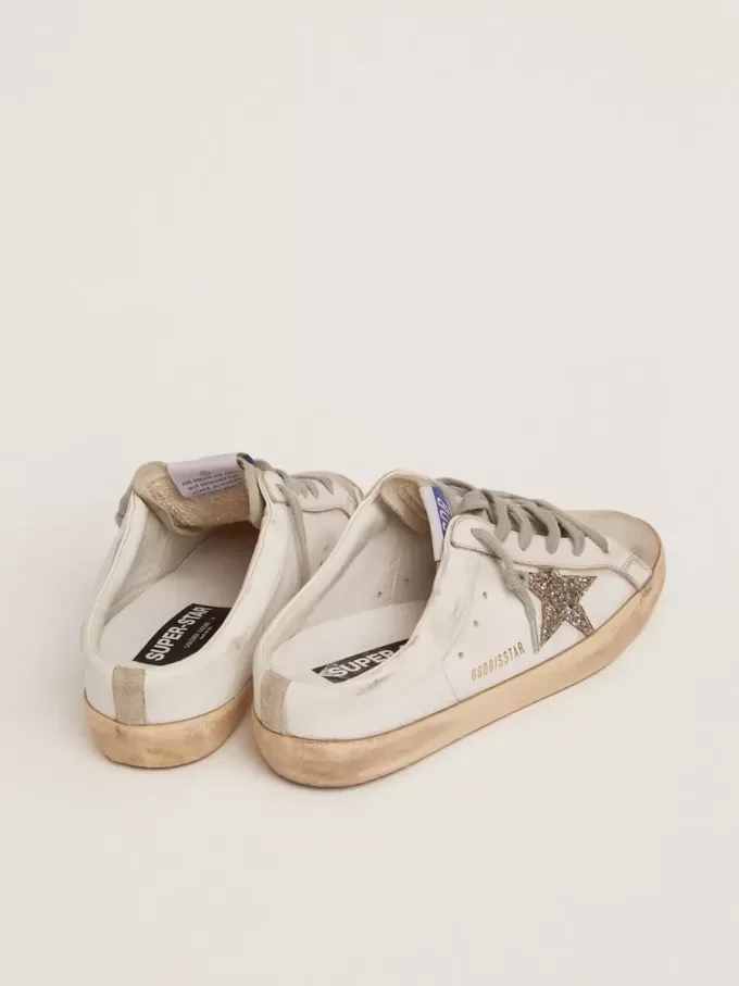 Sabot Super-Star con stella glitterata platino e linguetta in pelle scamosciata Sabot Super-Star con stella glitterata platino e linguetta in pelle scamosciata