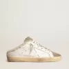 Sabot Super-Star con stella in pelle bianca e fodera in shearling